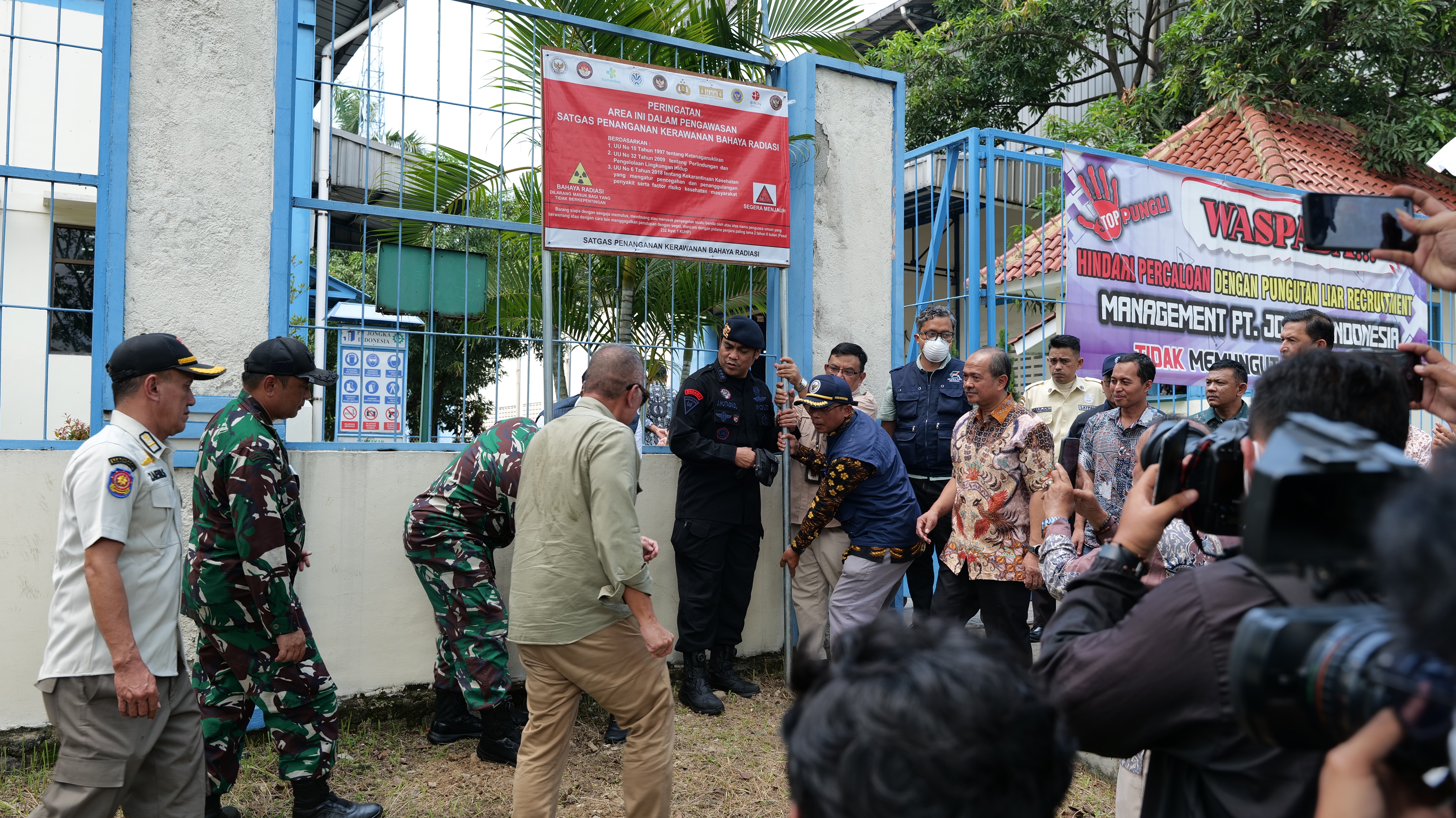 Nuclear Energy Regulatory Agency (BAPETEN) – Supervision of Cs-137 Source Decontamination at Modern Cikande Industrial Estate, Banten – Day 5: Removal of Radiation Contamination Warning Signs