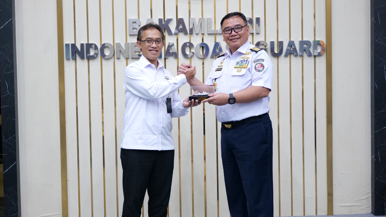 Perkuat Pemanfaatan Aset Negara, BAPETEN Serahkan BMN Kepada BAKAMLA RI